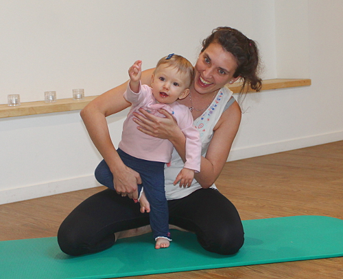 Tree pose : baby yoga bij Santé Magic in Leuven